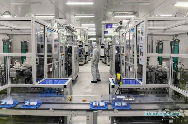 工人在福建寧德時代新能源科技股份有限公司電芯自動化生產(chǎn)車間工作。