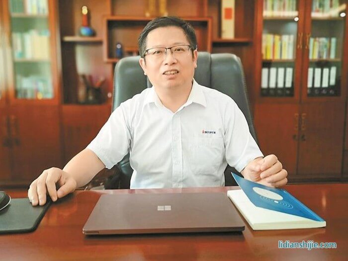 信宇人公司董事長(zhǎng)楊志明在接受記者采訪