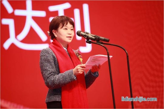 龍華區(qū)委常委、區(qū)政府常務副區(qū)長張納沙女士致辭