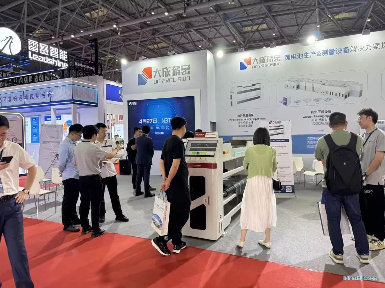 觀(guān)眾駐足了解大成精密展出設(shè)備