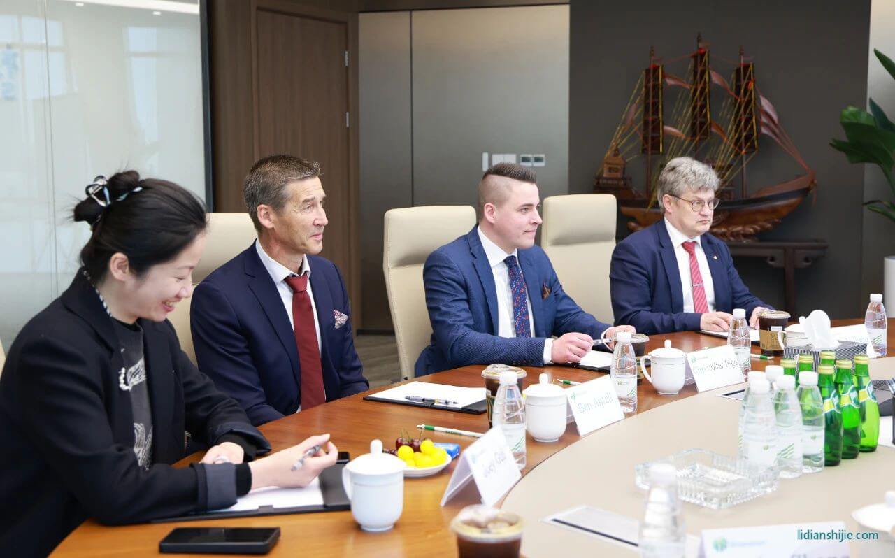 4月19日，芬蘭科斯霍爾姆市議會主席Christoffer Ingo、市長Rurik Ahlberg、技術總監(jiān)Ben Antell及芬蘭投資署成員一行蒞臨杉杉