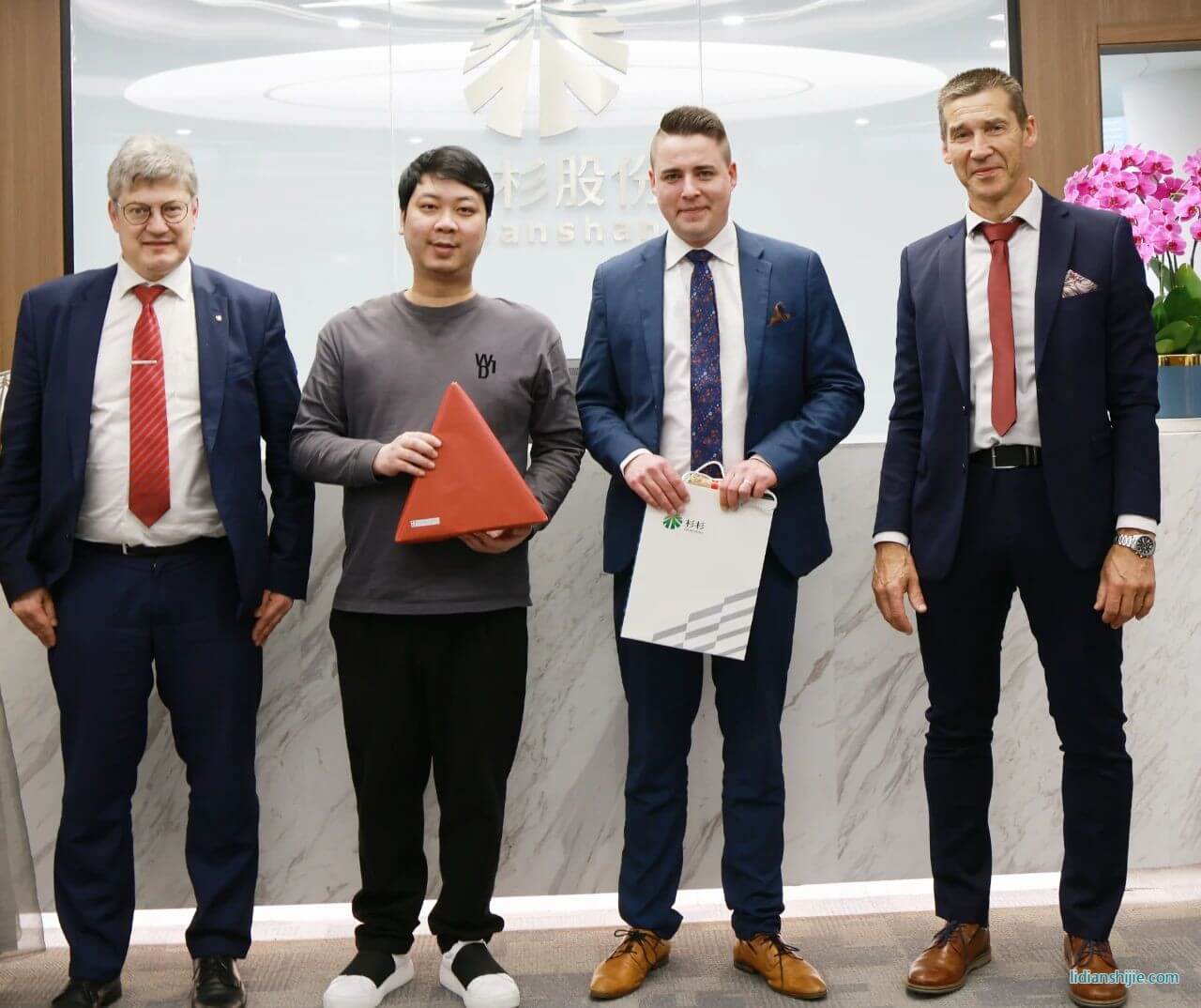 4月19日，芬蘭科斯霍爾姆市議會主席Christoffer Ingo、市長Rurik Ahlberg、技術(shù)總監(jiān)Ben Antell及芬蘭投資署成員一行蒞臨杉杉
